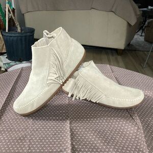 Minnetonka Women's Beige Suede Fringe Moccasins